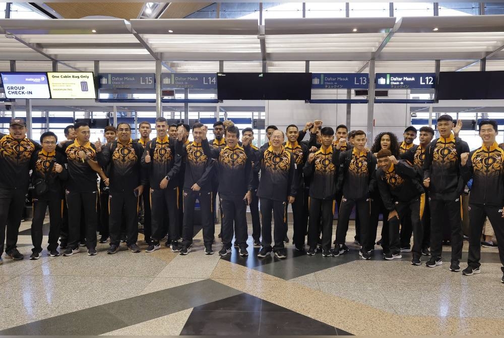 Skuad bola sepak bawah 22 tahun negara berlepas ke Kemboja bagi menghadapi Sukan SEA Kemboja di Lapangan Terbang Antarabangsa Kuala Lumpur (KLIA) Terminal 1 pada Selasa. - Foto Bernama