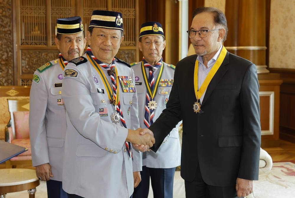 Anwar (kanan) menerima pemasyhuran sebagai Presiden Agung PPM dan Penyampaian Anugerah Bintang Semangat Padi Emas PPM daripada Mohd Zin (dua dari kiri) di Bangunan Perdana Putra, Putrajaya pada Selasa. - Foto Bernama