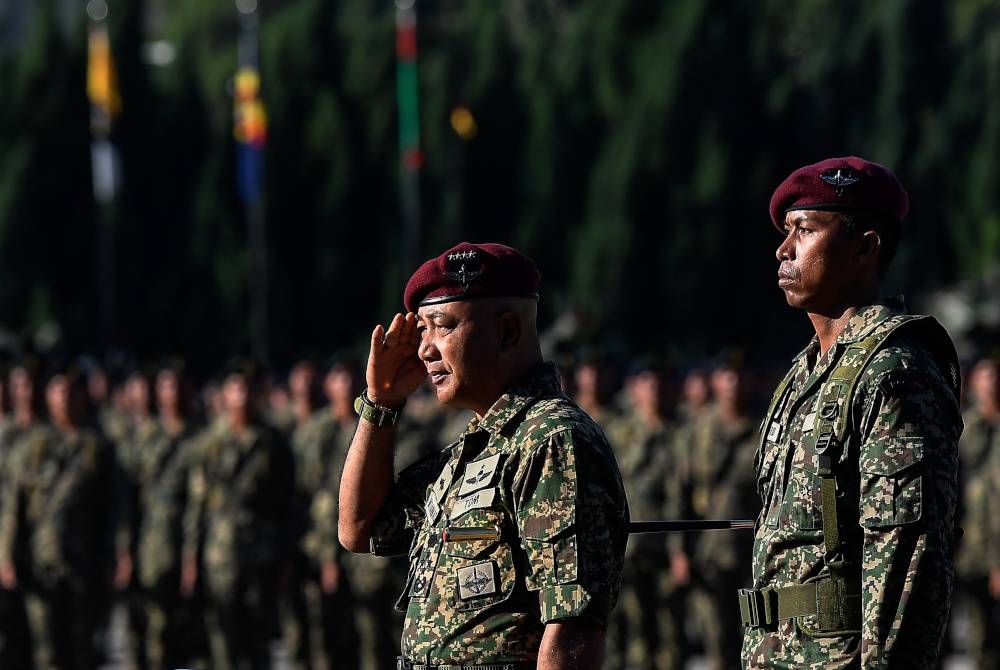 Mohammad (dua dari kanan) memberi tabik hormat ketika memeriksa perbarisan sempena Majlis Perbarisan Perutusan Perintah Ulung Panglima Tentera Darat ke-29 di Dataran Panglima Tentera Darat, Kem Perdana Sungai Besi pada Selasa. - Foto Bernama