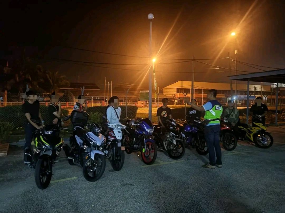 Sebahagian individu bersama motosikal masing-masing ditahan polis dalam operasi di sekitar Tanjong Karang pada Isnin.
