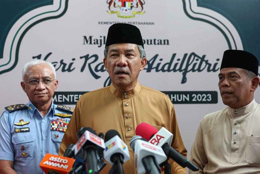 Mohamad bercakap pada sidang media sempena Majlis Sambutan Aidilfitri Kementerian Pertahanan 2023 di Kem Kementah, pada Selasa. Turut hadir, Setiausaha Kementerian Pertahanan, Datuk Seri Muez Abd Aziz (kanan) dan Panglima Angkatan Tentera Jeneral Tan Sri Affendi Buang (kiri). - Foto Bernama