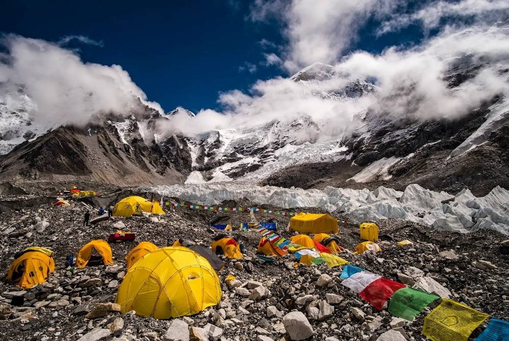 Pendaki AS yang tidak didedahkan identitinya itu meninggal dunia di Kem 2, Gunung Everest. - Agensi