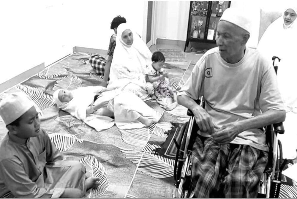 Allahyarham Datuk Abdul Hak (kanan) semasa mendengar bacaan al-Quran cucunya, Ahmad Azhar yang merupakan anak kepada Ustaz Azraie pada Ramadan lalu.