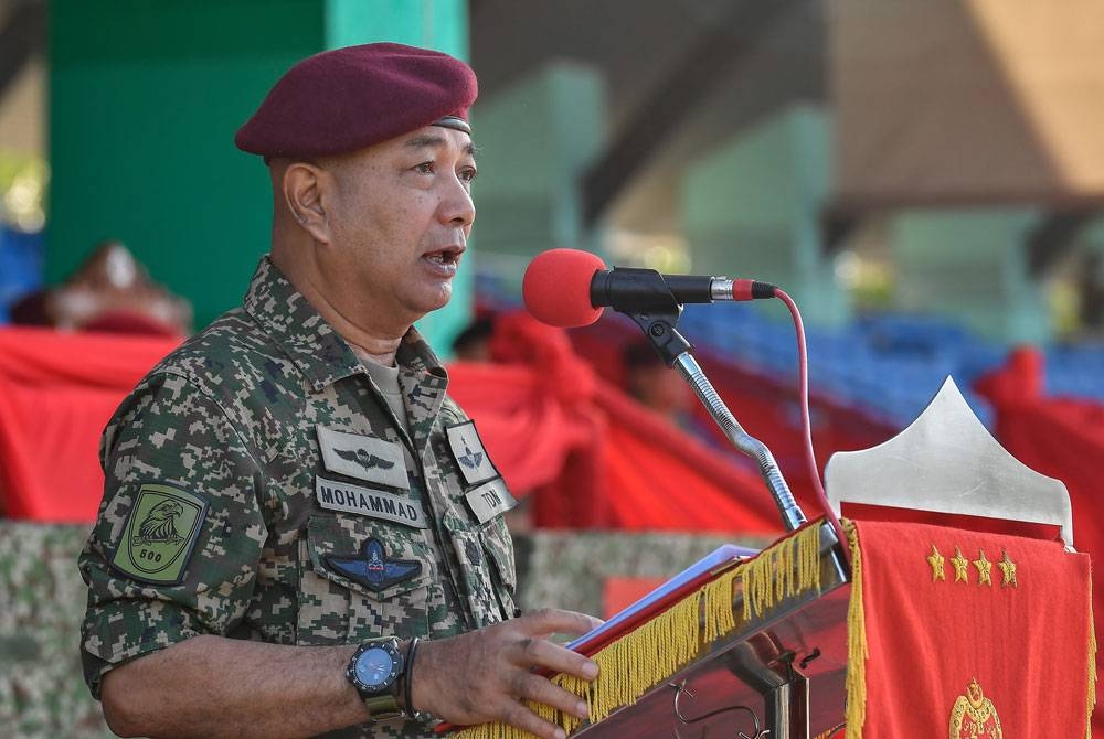 Mohammad menyampaikan ucapan pada Majlis Perbarisan Perutusan Perintah Ulung Panglima Tentera Darat ke-29 di Dataran Panglima Tentera Darat, Kem Perdana Sungai Besi, pada Selasa. - Foto Bernama