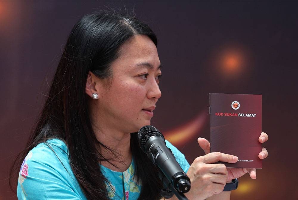 Hannah Yeoh menunjukkan buku Kod Sukan Selamat ketika berucap pada Majlis Menandatangani Akuan Sokongan Kod Sukan Selamat bersama Persatuan Pengusaha Gimnasium Malaysia di Bunga Kemboja Fitness, pada Selasa. - Foto Bernama