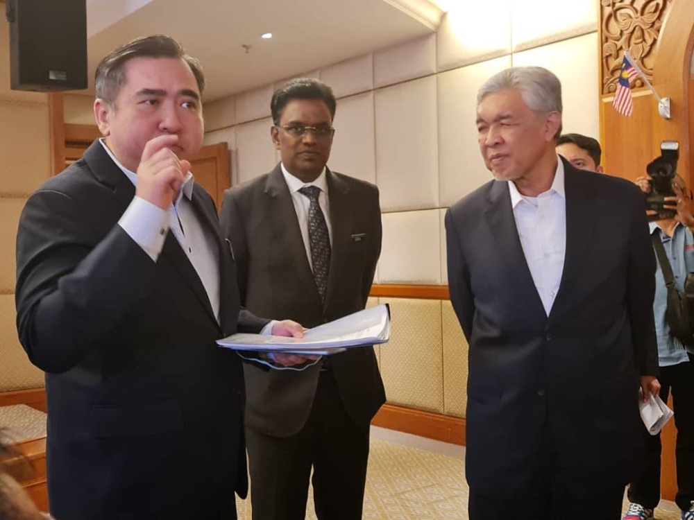 Ahmad Zahid bersama Menteri Pengangkutan, Anthony Loke selepas Mesyuarat Jawatankuasa Kabinet Mengenai Kesesakan Jalan Raya (JKMKJR) Bil 1/ 2023 di Bangunan Perdana Putra pada Selasa.