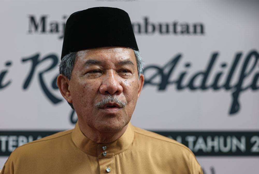 Mohamad bercakap pada sidang media sempena Majlis Sambutan Aidilfitri Kementerian Pertahanan 2023 di Kem Kementah, pada Selasa. - Foto Bernama