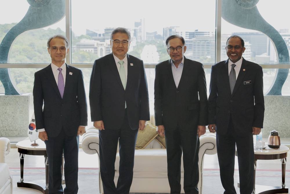 Perdana Menteri Datuk Seri Anwar Ibrahim (dua dari kanan) pada Selasa menerima kunjungan hormat Menteri Luar Korea Selatan Park Jin (dua dari kiri) di Perdana Putra, Putrajaya. Turut hadir, Menteri Luar, Datuk Seri Dr Zambry Abdul Kadir (kanan) dan Duta Besar Korea Selatan ke Malaysia Yeo Seung-bae (kiri). - Foto Bernama