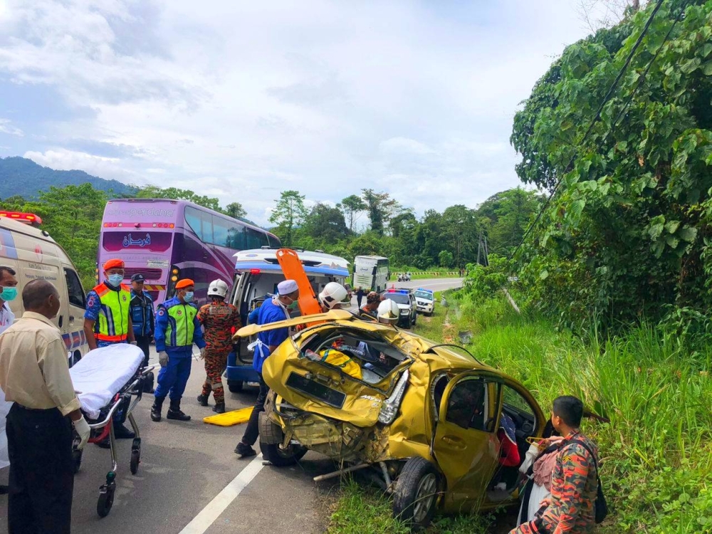 Bayi berusia sebulan antara empat mangsa kemalangan melibatkan dua buah bas ekspres dan sebuah kereta jenis Perodua Myvi di Jalan Timur Barat, Jeli pada Selasa.