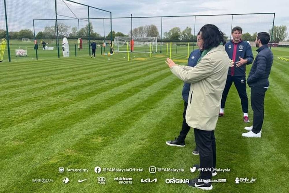 Pan Gon (kiri) meninjau fasiliti latihan West Ham. - Foto Facebook FAM