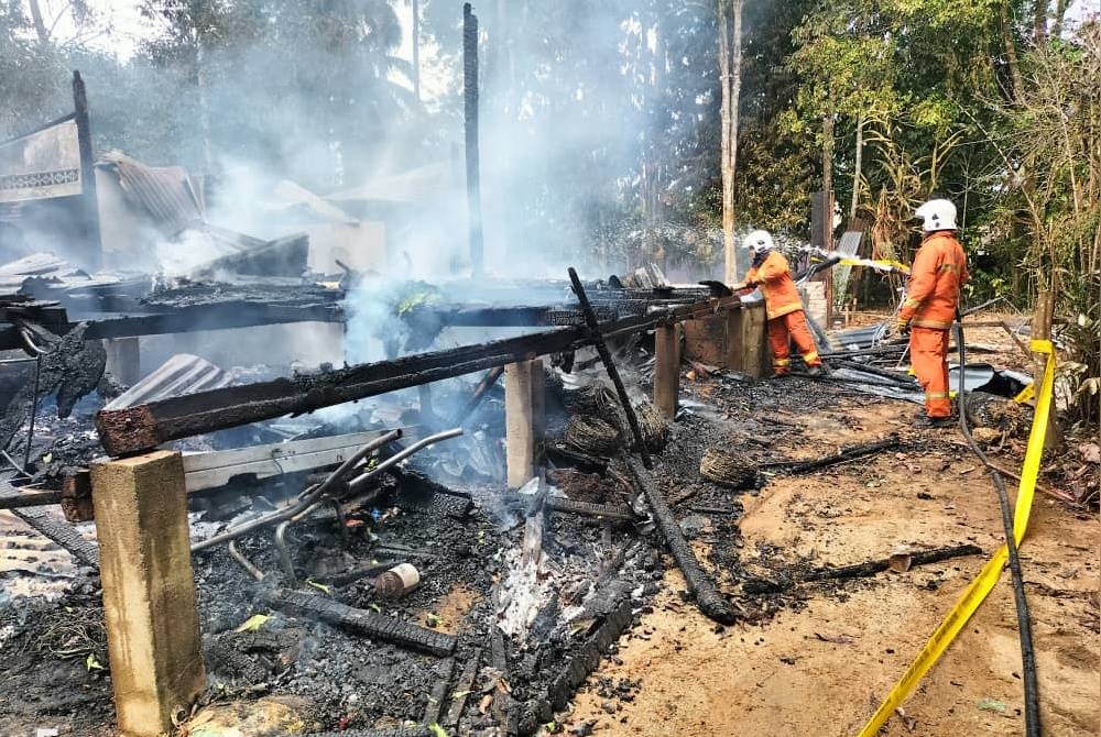 Anggota bomba memadam kebakaran sebuah rumah di Kampung Belukar, Pulai Chondong pada Selasa. - Foto ihsan JBPM