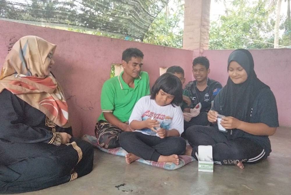 Mohd Ikman Hisham bersama anak dan isteri ketika kunjungan Che Norhayati.