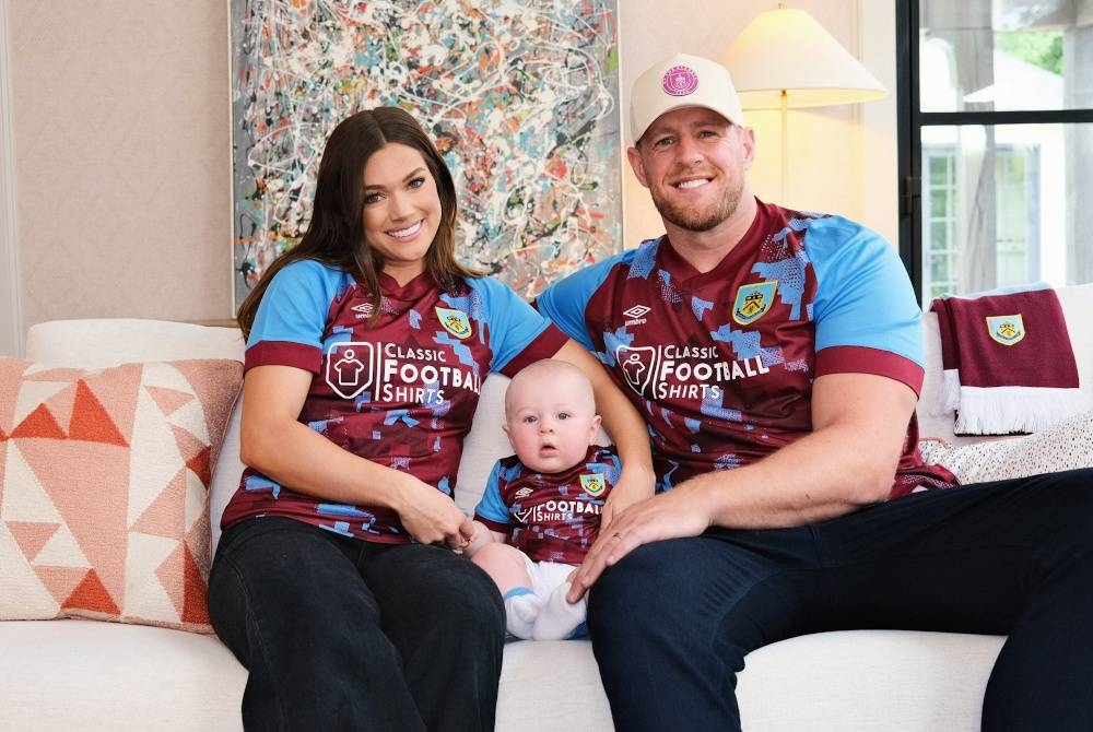 Watt, Kealia dan anak mereka kini penyokong Burnley.