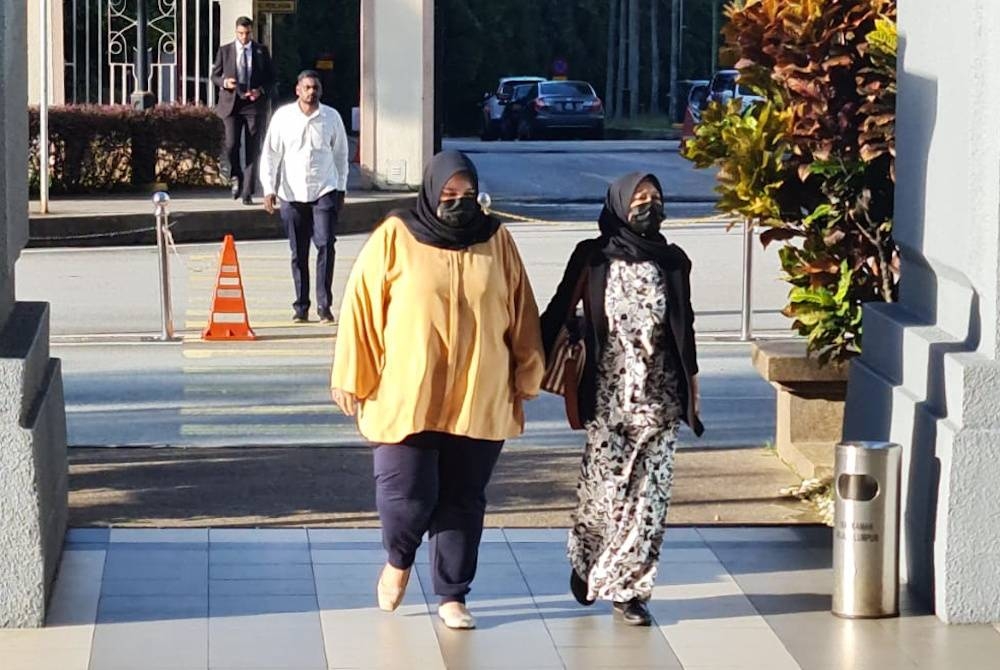 Siti Bainun (kiri) tiba di Kompleks Mahkamah Jalan Duta jam 8.20 pagi pada Rabu.