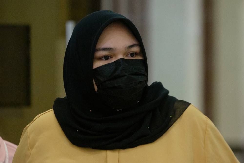 Siti Bainun hadir di pekarangan Mahkamah Sesyen Kuala Lumpur hari ini bagi mendengar keputusan sama ada dibebaskan atau disabit kesalahan atas pertuduhan mengabai dan menganiaya seorang remaja sindrom Down dikenali sebagai Bella. - Foto Bernama