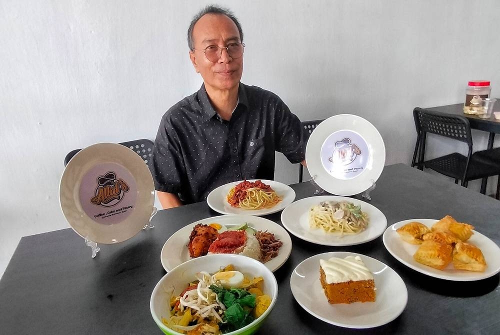 Mohd Khalid menunjukkan sebahagian menu yang terdapat di Allid&#039;s Cafe Taman Merdeka Jaya.