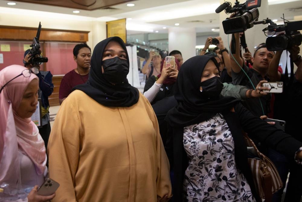 Pengasas Rumah Bonda, Siti Bainun Ahd Razali (dua, kiri) hadir di Mahkamah Sesyen Kuala Lumpur. - Foto Bernama