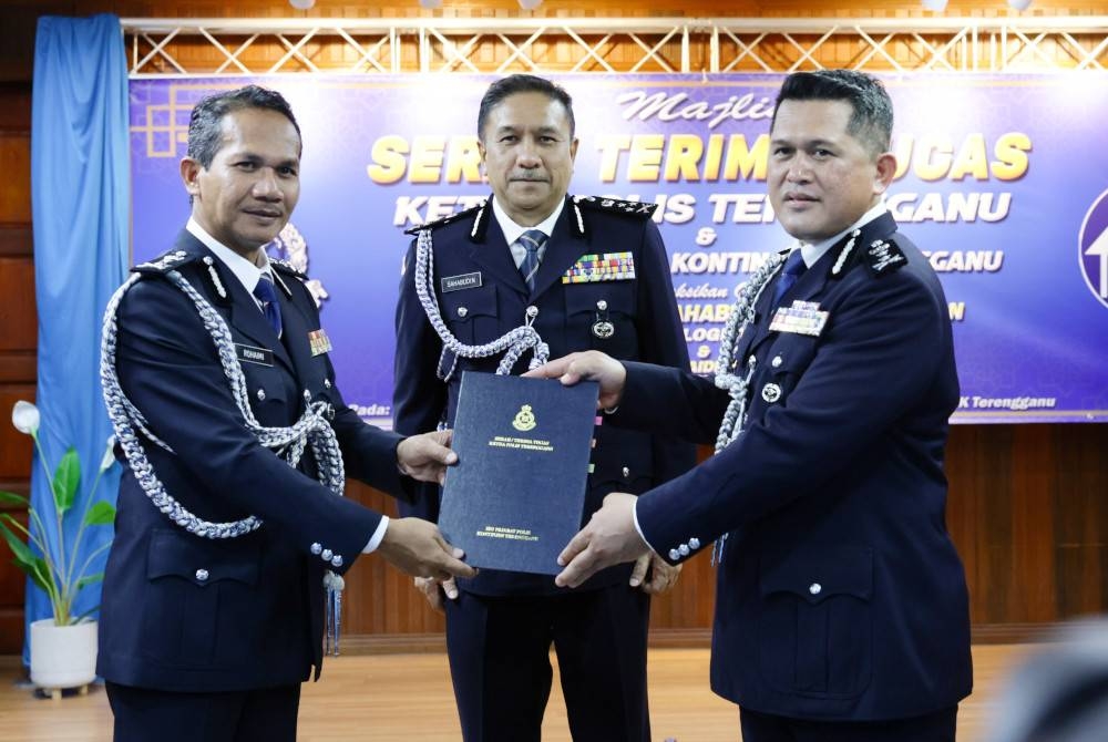 Majlis serah terima tugas Ketua Polis Terengganu baharu di antara Rohaimi (kiri) dan Mazli (kanan) disaksikan Sahabuddin di D&#039;Rendang Hall, IPK Terengganu, Kuala Terengganu pada Rabu.