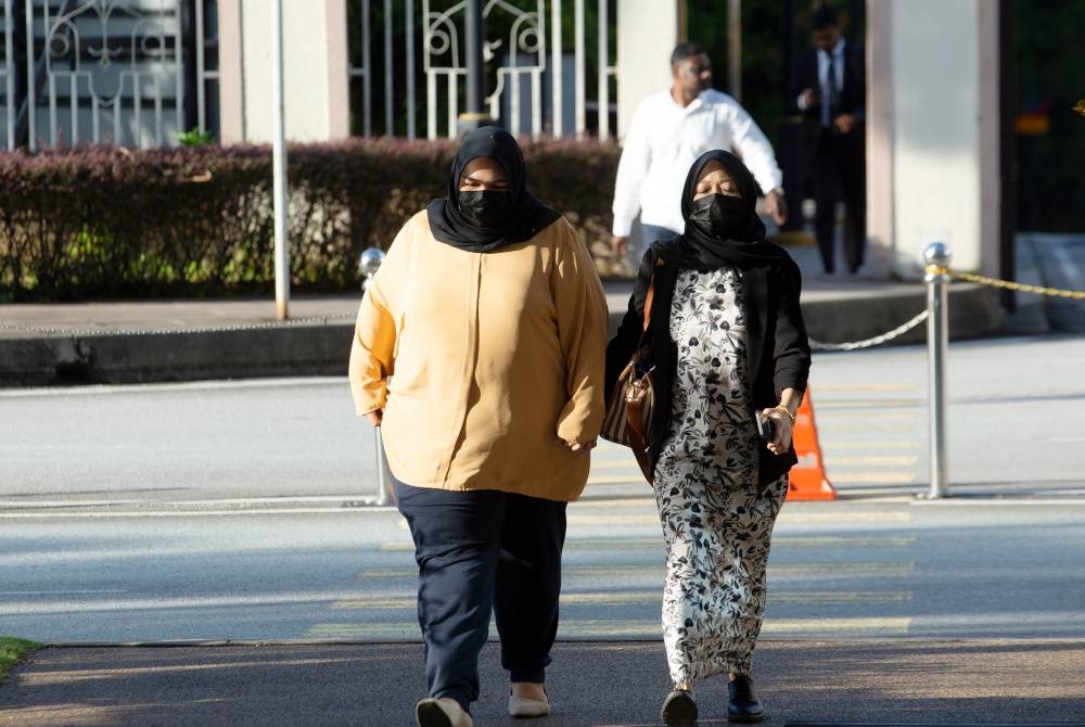 Pengasas Rumah Bonda, Siti Bainun Ahd Razali (kiri) ketika hadir di pekarangan Mahkamah Sesyen Kuala Lumpur pada Rabu. - Foto Bernama