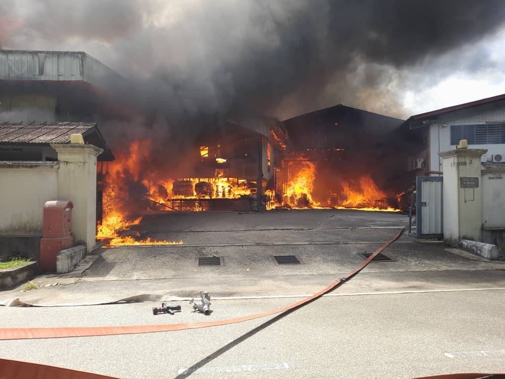 Sebuah kilang perabot di Kawasan Perindustrian Bukit Rambai terbakar pada Rabu.