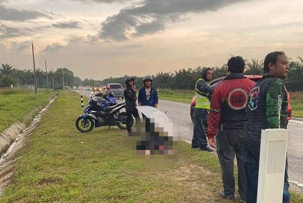 Mangsa disahkan maut di tempat kejadian setelah dipanah petir dalam kejadian di Jalan Kampung Sri Cheeding, Sungai Jarom di Kuala Langat pada Selasa. - Foto Facebook