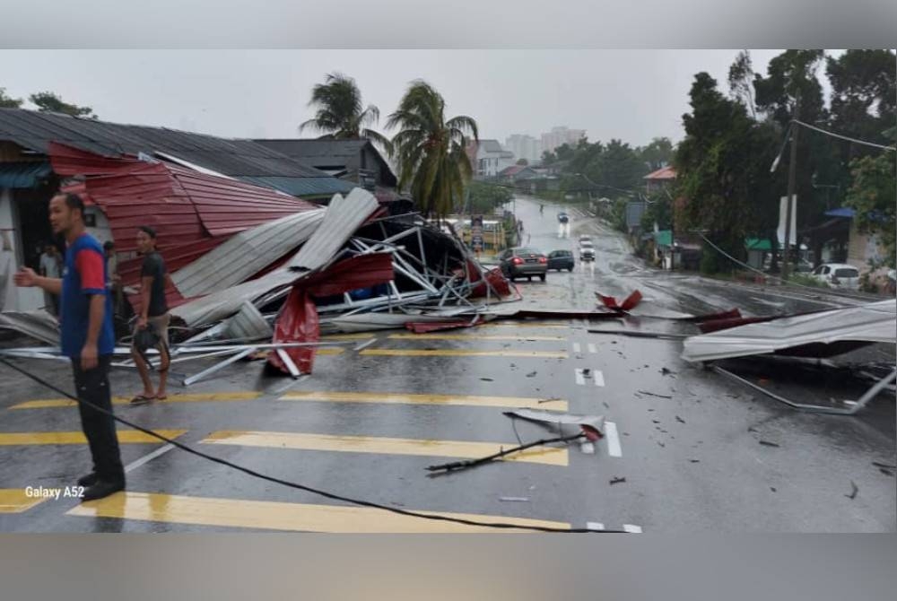 Keadaan rumah yang rosak akibat dilanda ribut di Kampung Melayu Majidee. - Foto APM