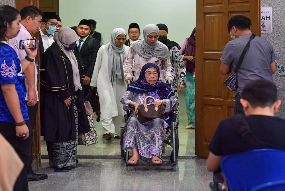 Aminah (berkerusi roda) hadir ke Mahkamah Tinggi Syariah Kuala Lumpur pada Selasa. - Foto Bernama