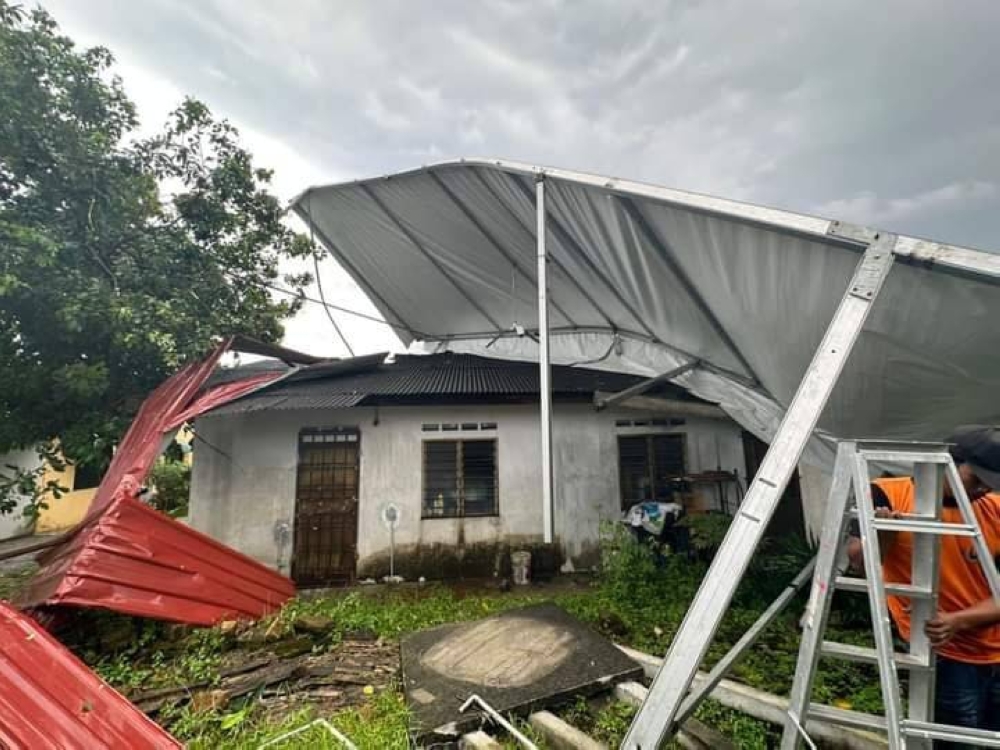 Keadaan rumah penduduk di Kampung Melayu Majidee yang terjejas akibat ribut petang tadi.