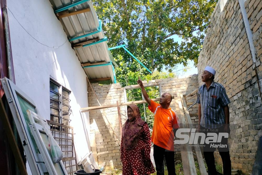 Keadaan bumbung rumah Omar di Kampung Padang Besar, Kuala Ketil rosak diterbangkan angin dalam kejadian Sabtu lalu.