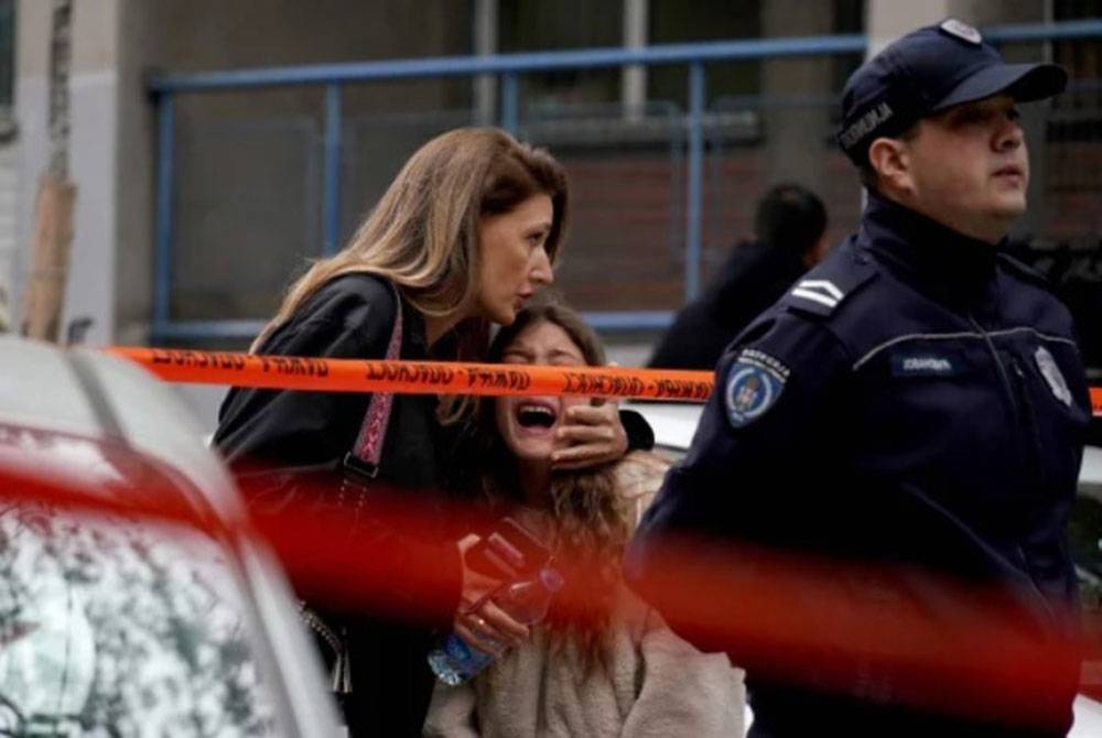 Seorang ibu menenangkan anaknya selepas kejadian tembakan di sebuah sekolah di ibu negara Serbia, Belgrade, pada hari Rabu. Foto AFP