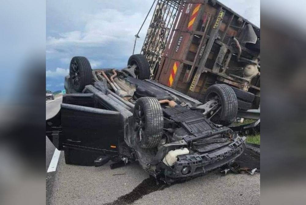 Keadaan kenderaan dinaiki Hanafiah bersama tiga individu lain selepas terlibat kemalangan di Kilometer 127.7 LPT 1, pada petang Rabu. Foto: Facebook Sulaiman Sulong