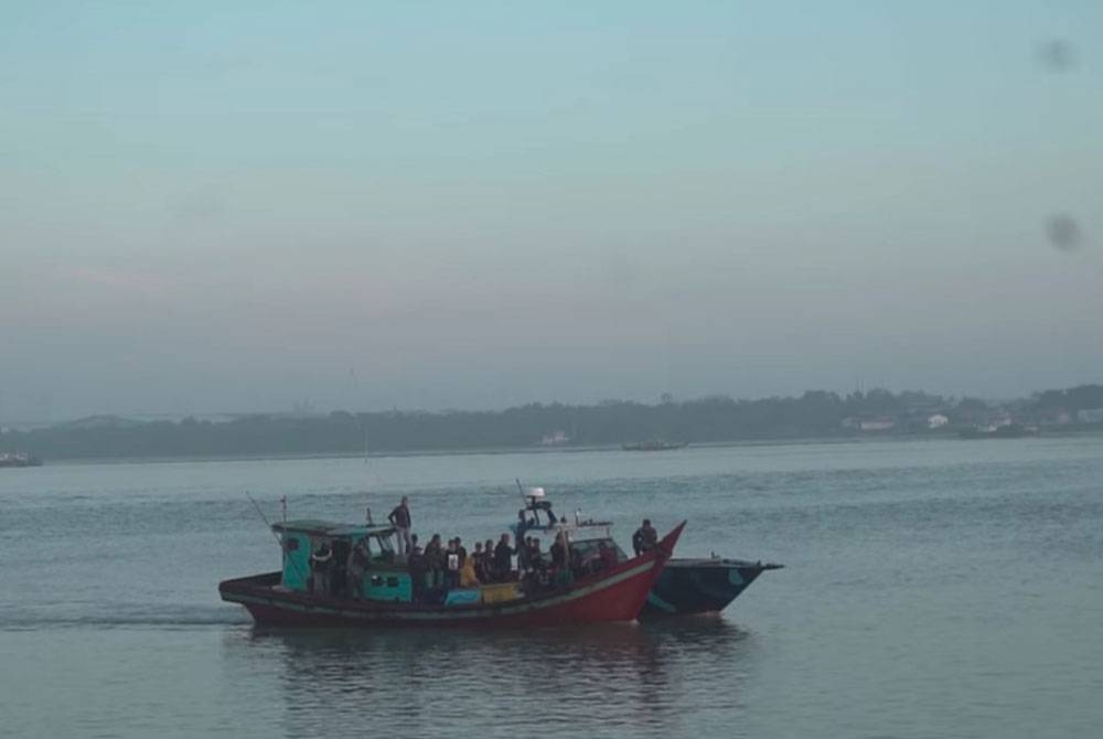 Polis berjaya menahan dua tekong dan 15 migran menerusi Op Pintas di pantai Sekinchan, Selangor pada Selasa.