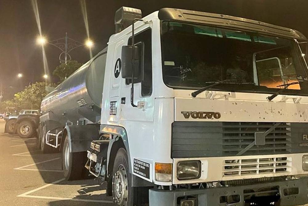 Antara lori yang disita dalam serbuan di Tanah Merah, Port Dickson pada Rabu. - Foto KPDN Negeri Sembilan