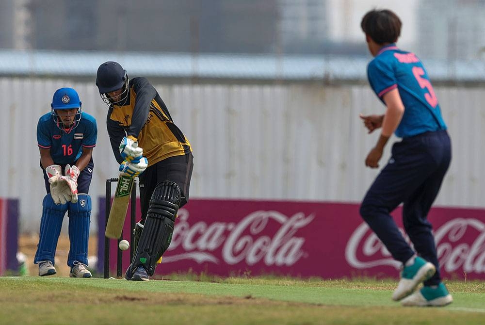 Skuad kriket lelaki negara Virandeep Singh (dua, kiri) beraksi ketika menentang pasukan Thailand dalam saingan Kumpulan A Acara T20 pada Sukan SEA 2023 di AZ Group Cricket Oval hari ini. - Foto Bernama