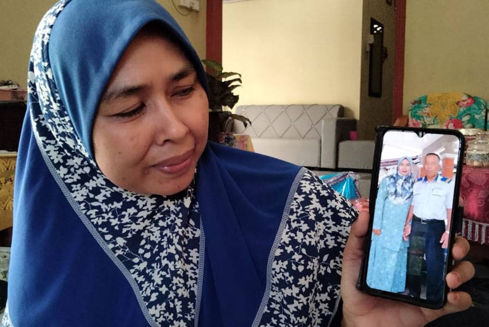 Kasmara menunjukkan gambar bersama suami pada ulang tahun perkahwinan mereka yang ke-29.