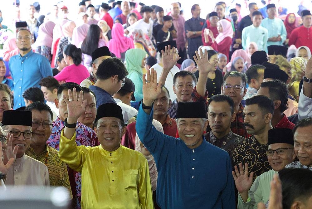 Ahmad Zahid (tengah) ketika menghadiri sambutan Hari Raya Aidilfitri Badan Perhubungan UMNO Negeri Sabah di Bangunan UMNO Sabah hari ini. Foto Bernama