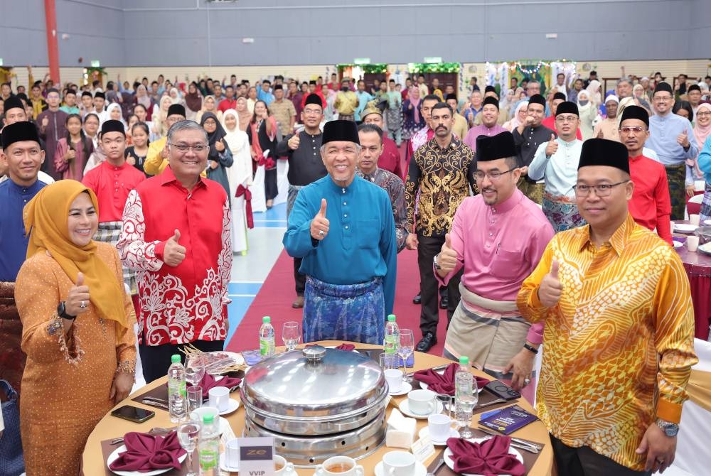 Ahmad Zahid (tengah) yang juga Menteri Kemajuan Desa dan Wilayah bergambar sempena lawatan kerja beliau di Maktab Sains Mara (MRSM) Kota Kinabalu hari ini. - Foto Bernama