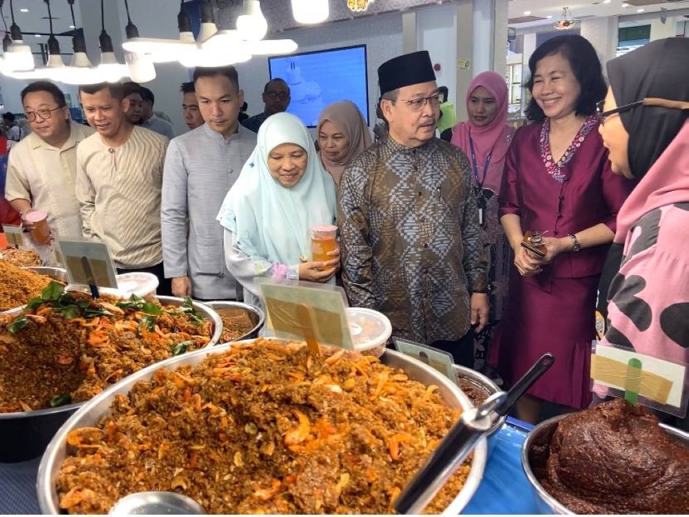 Md Anizam (tiga dari kanan) melawat gerai jualan pelbagai sambal keluaran Thailand. 