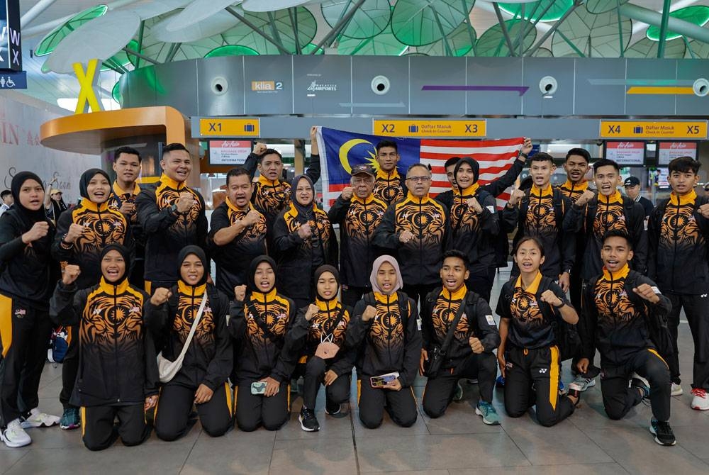 Pasukan pencak silat negara bergambar bersama di Lapangan Terbang Antarabangsa Kuala Lumpur 2 (KLIA2) sebelum berlepas ke Phnom Penh untuk menyertai temasya Sukan SEA Kemboja 2023.