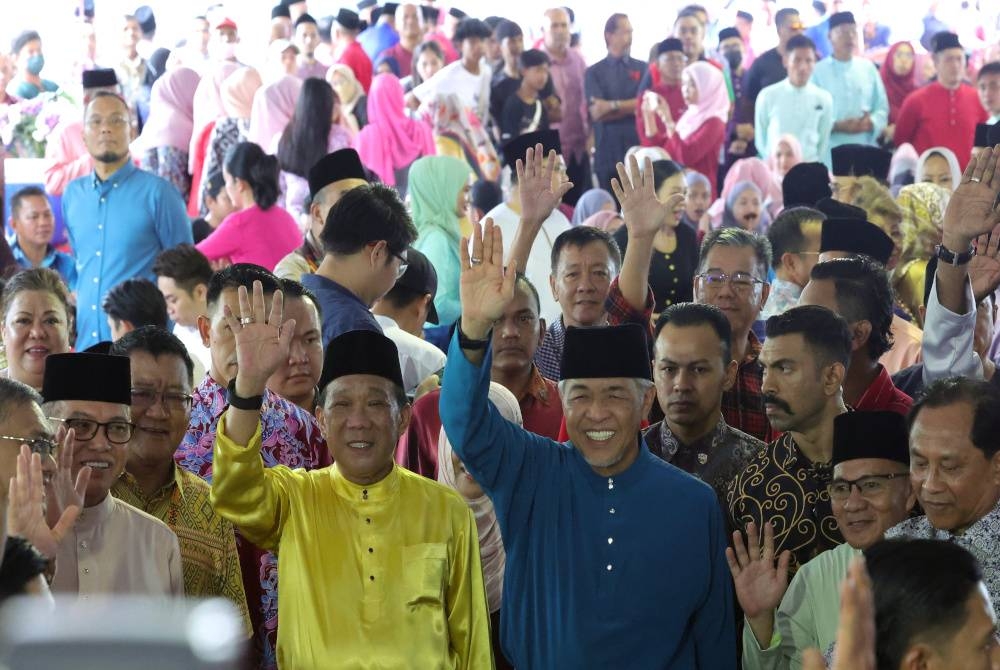 Ahmad Zahid (tengah) ketika menghadiri sambutan Hari Raya Aidilfitri Badan Perhubungan UMNO Negeri Sabah di Bangunan UMNO Sabah. - Foto Bernama