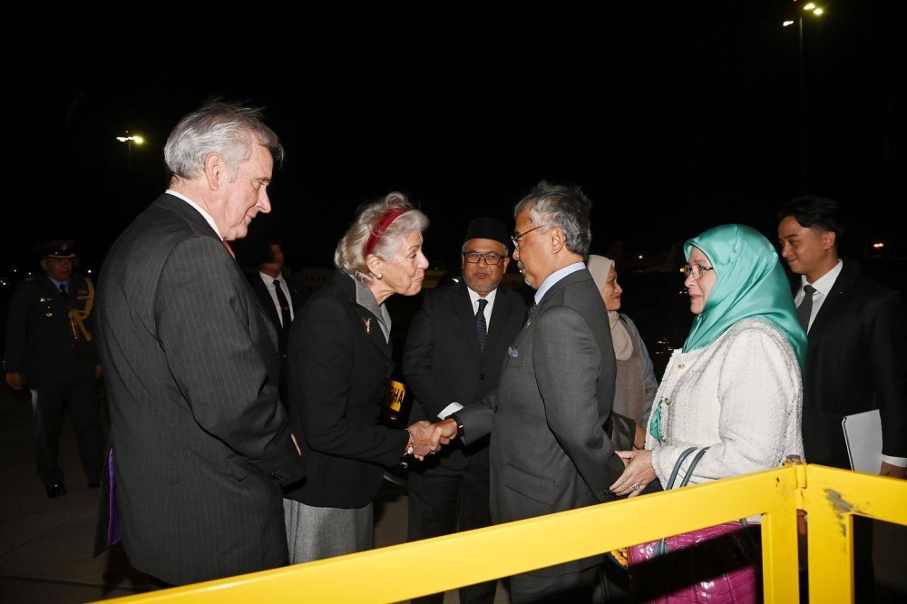 Al-Sultan Abdullah dan Tunku Azizah berangkat tiba di London, United Kingdom bagi mengadakan lawatan khas hingga 14 Mei ini. - Foto Facebook Istana Negara