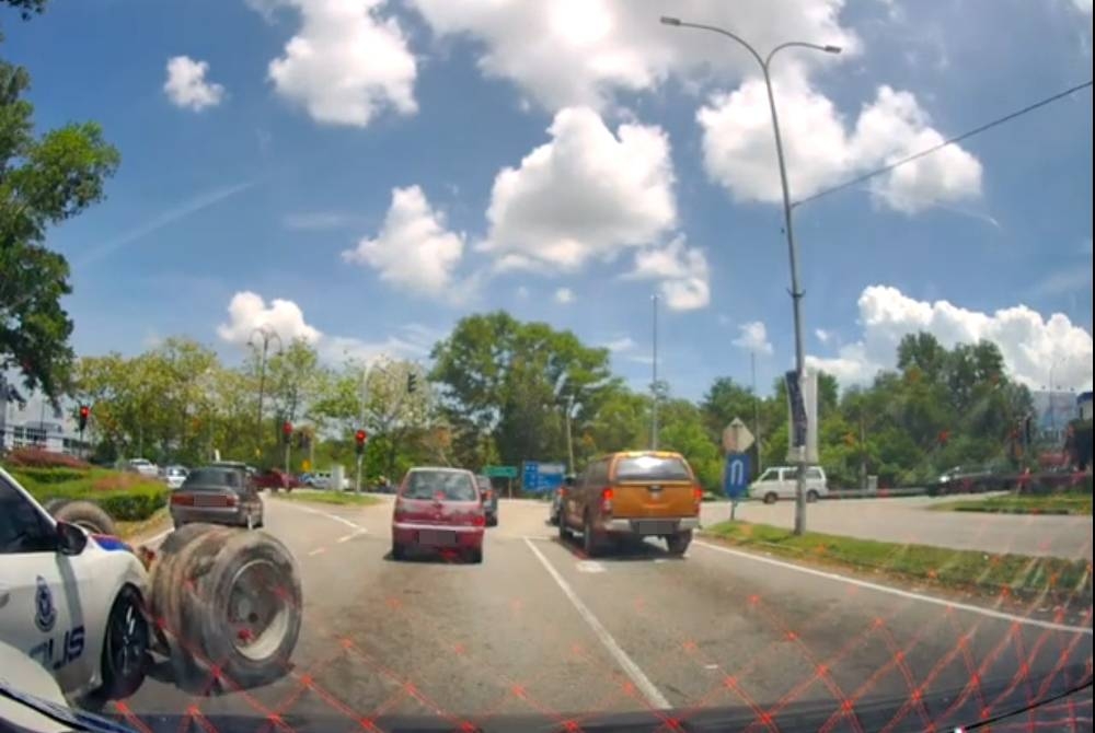 Tangkap layar video kereta peronda polis &#039;dihentam&#039; tayar lori dipercayai berlaku di persimpangan lampu isyarat di Sungai Petani, dekat sini, pada Rabu.