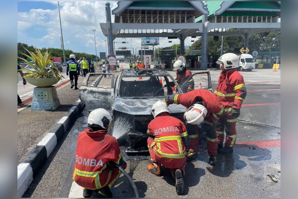 Anggota bomba berjaya memadamkan kebakaran yang melibatkan sebuah kenderaan MPV berhampiran Plaza Tol Jambatan Pulau Pinang, pada Khamis.