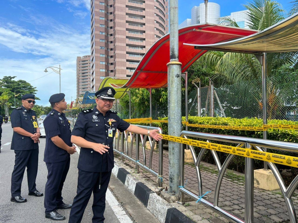 Ahmad menunjukkan laluan pejalan kaki yang ditutup sementara waktu selepas mengambil kira faktor keselamatan.