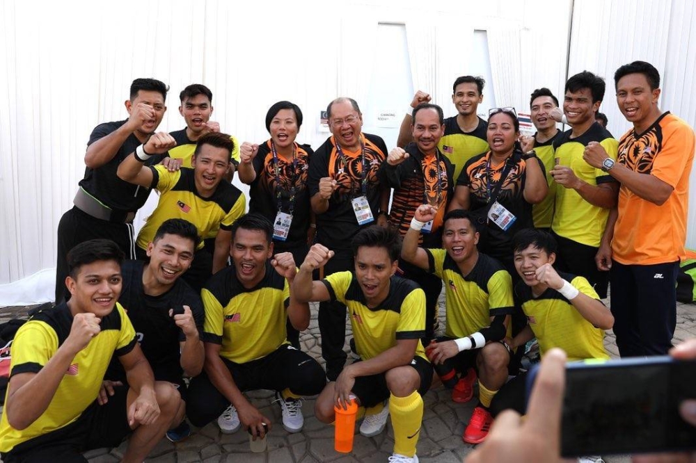 Skuad hoki dalam dewan lelaki membenam Thailand 5-3 pada aksi keempat round robin yang berlangsung di Dinosaur Park Hall, Chroy Changvar. - Foto Majlis Sukan Negara Malaysia