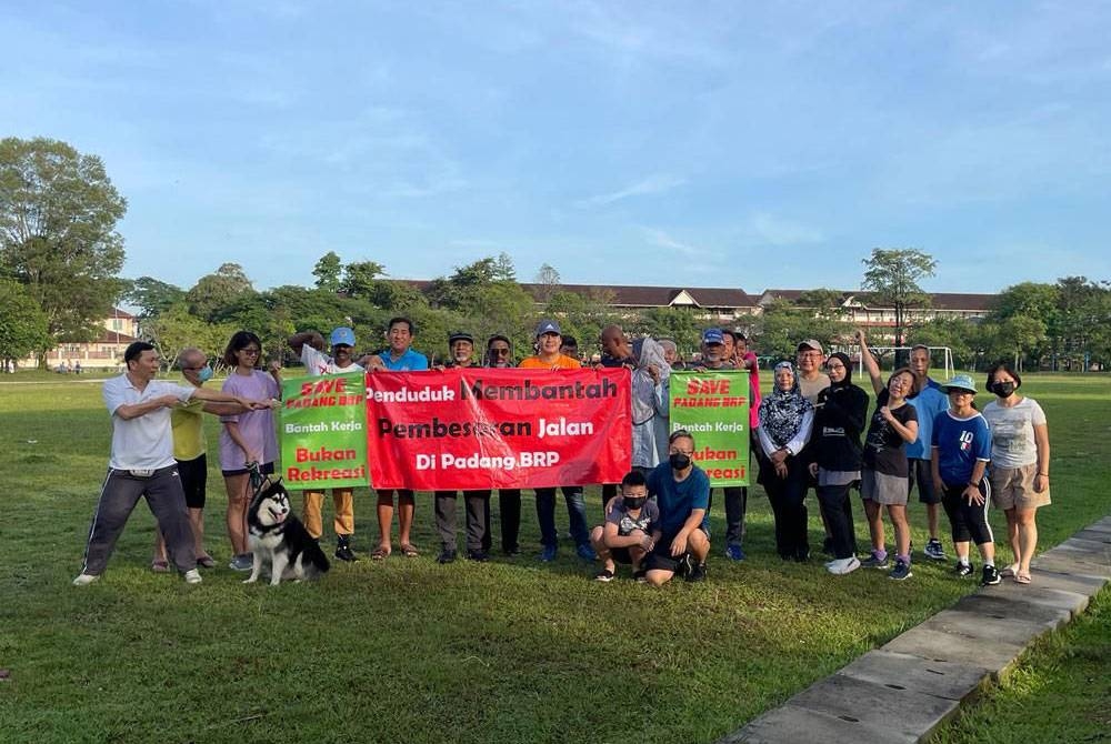 Penduduk BRP membantah kerja-kerja menaik taraf jalan yang menjejaskan padang di taman perumahan berkenaan.