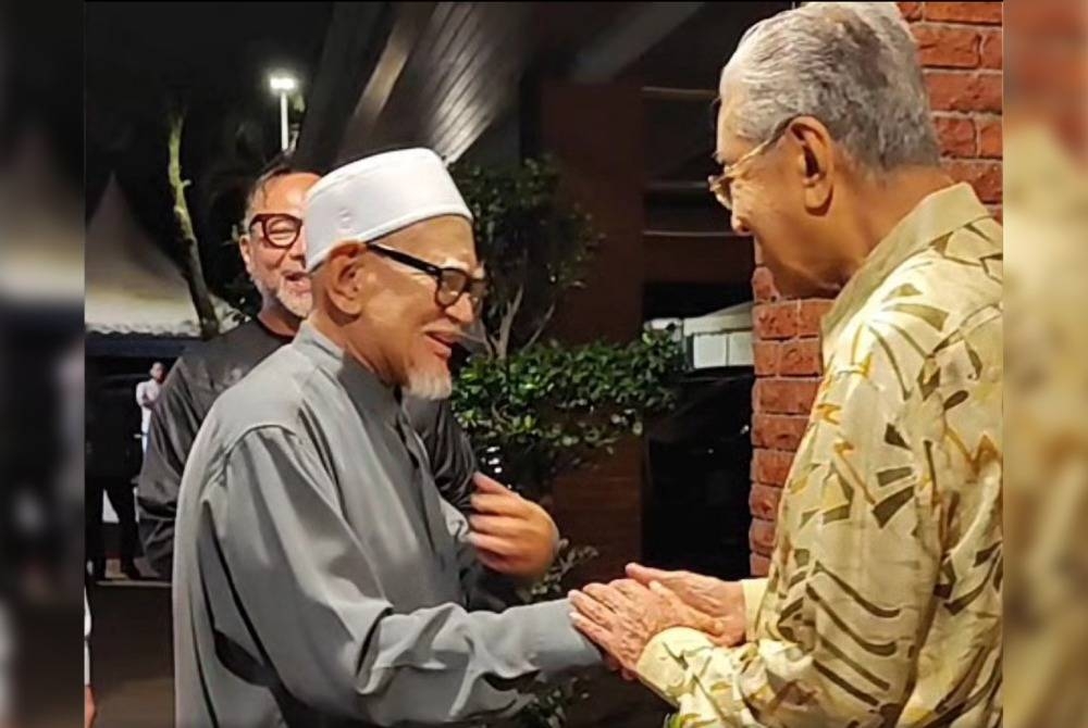 Abdul Hadi mengadakan pertemuan dengan Dr Mahathir sebelum menandatangan dokumen Proklamasi Orang Melayu di kediaman bekas Perdana Menteri itu, baru-baru ini. FOTO: FB Proklamasi Orang Melayu