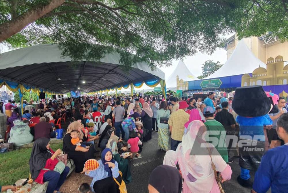 Orang ramai mula membanjiri Kampus Universiti Teknologi MARA (UiTM) Cawangan Pulau Pinang pada Sabtu.