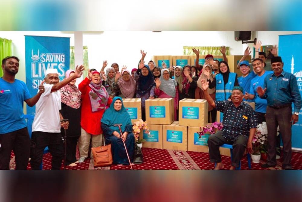 Penyerahan sumbangan oleh pihak Lazada Malaysia bersama rakan NGO menerusi kempen derma amal ‘Membeli Untuk Memberi’ kepada golongan memerlukan.