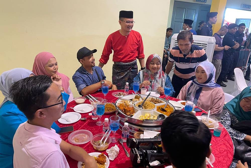 Mohd Hairi bersama beberapa pengamal media pada Majlis Rumah Terbuka berkenaan.